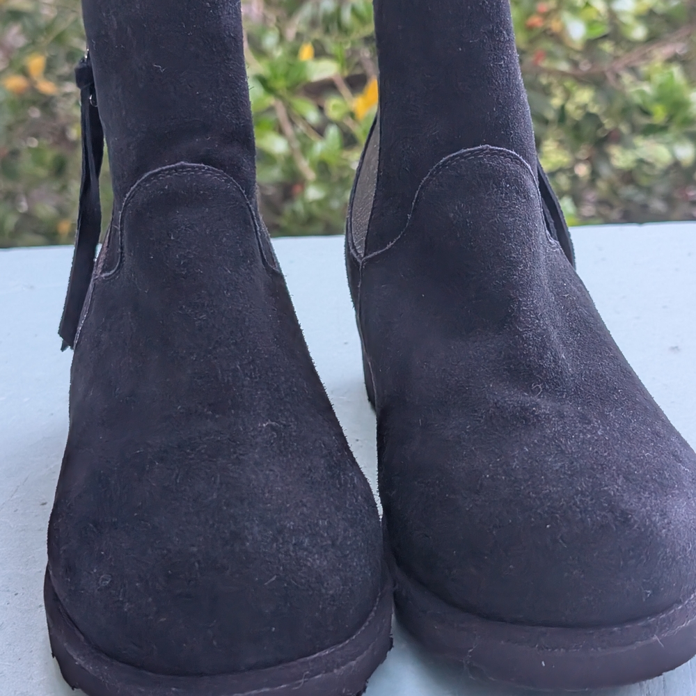Black Ankle Boots with Elastic Panels and Durable Sole